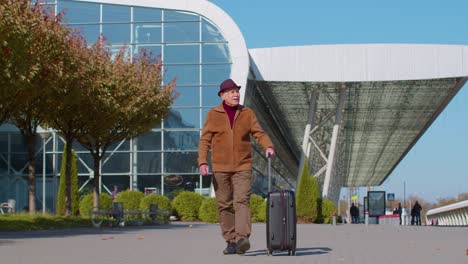 abuelo turista mayor ir a la terminal del aeropuerto internacional para abordar el avión para viajar