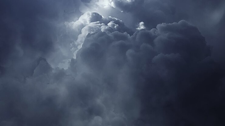 Temporale, un raggio di luce all'interno di una nuvola grigio scuro nel cielo in movimento 4K