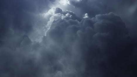 tormenta, un rayo de luz dentro de una nube gris oscura en el cielo que se mueve 4k