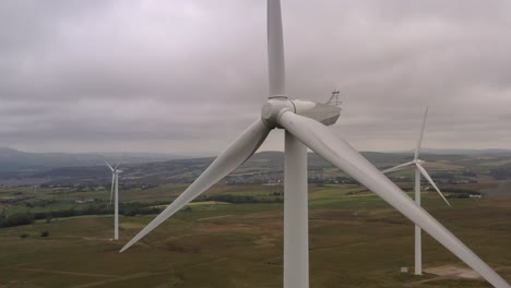 Un-Primer-Plano-De-Una-Turbina-Eólica-En-Un-Campo