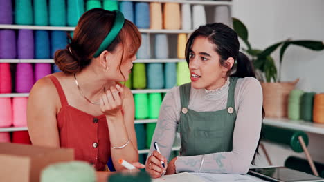 dos mujeres riendo mientras discuten ideas de diseño