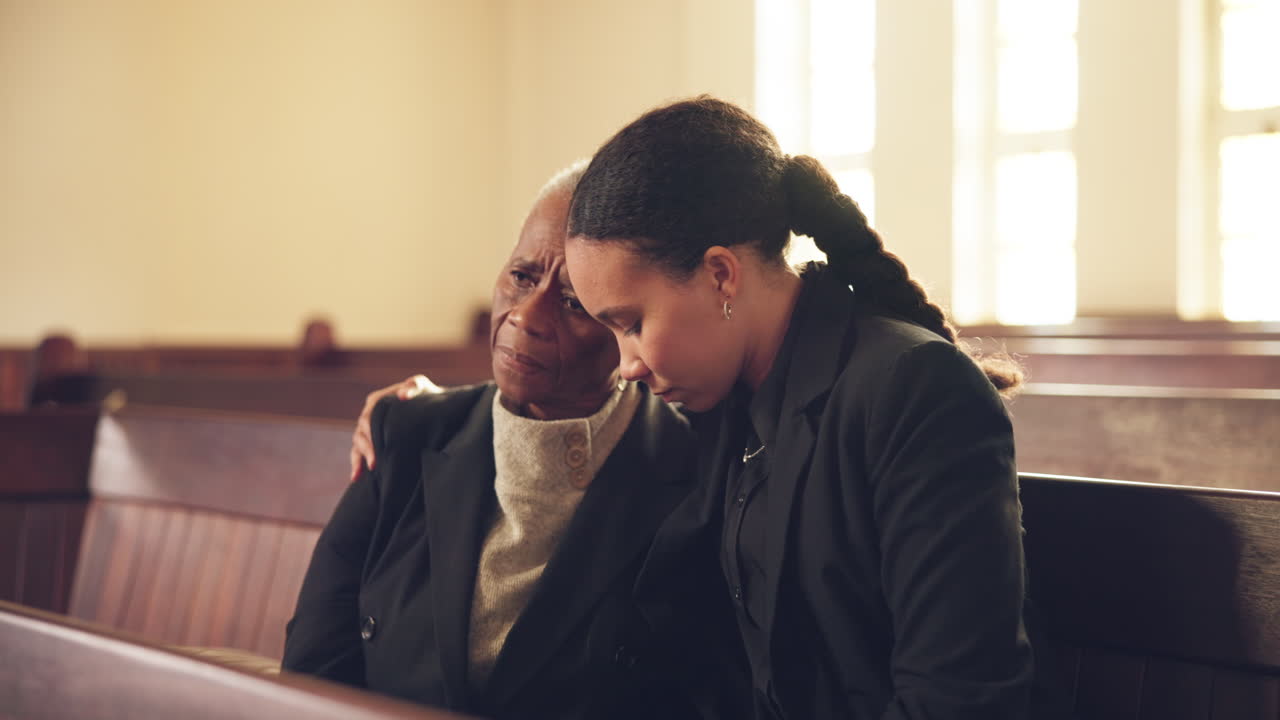 madre mayor, mujer y iglesia con un abrazo