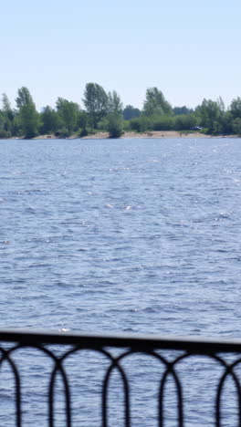 vista de la orilla del río con la gente