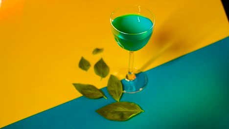 cóctel verde vibrante con hojas frescas
