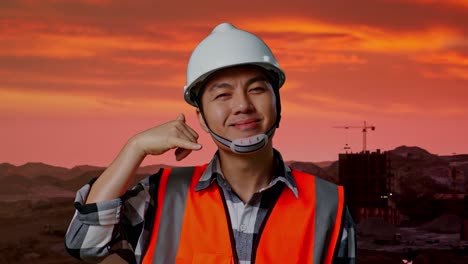 trabajador de la construcción llamando