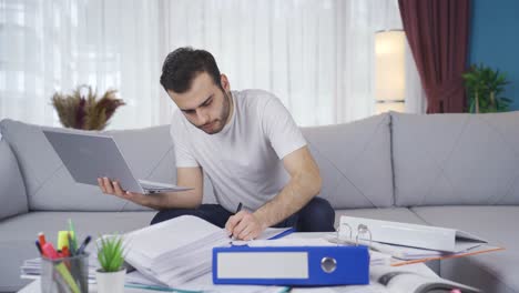 joven empresario independiente centrado y serio acerca de su trabajo.
