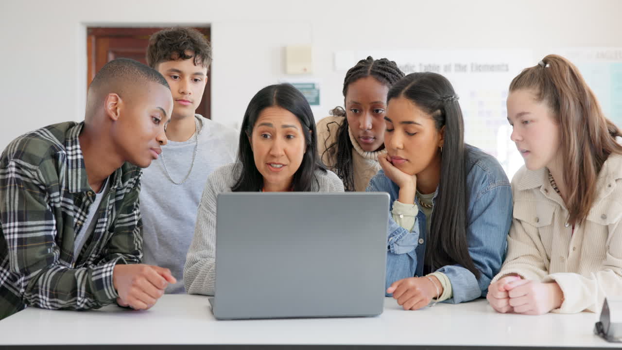 estudiantes, maestros y computadoras portátiles para el aprendizaje en grupo