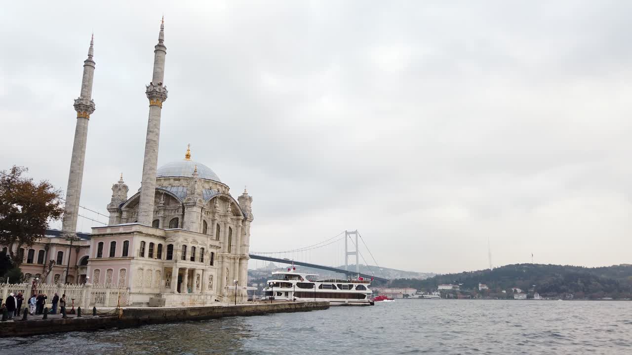 hermosa mezquita de ortaköy en estambul con el puente del bósforo al fondo