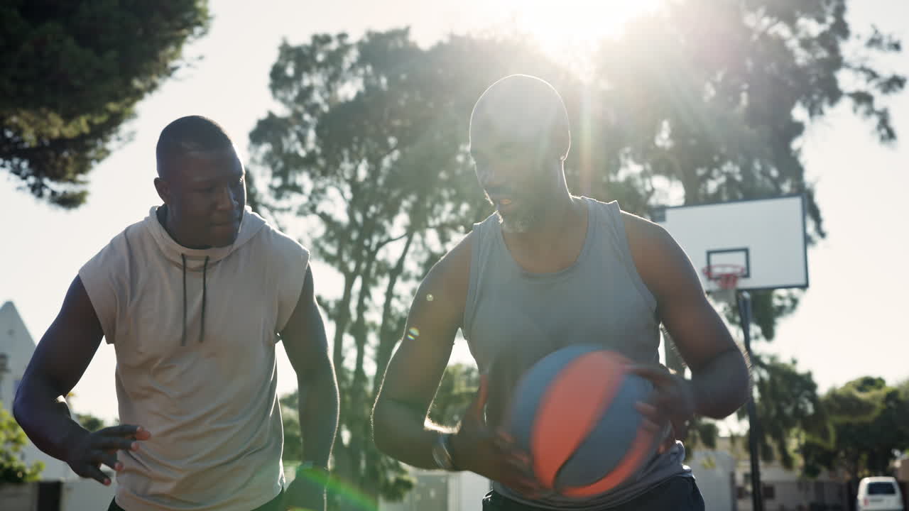 Muži hrající basketbal