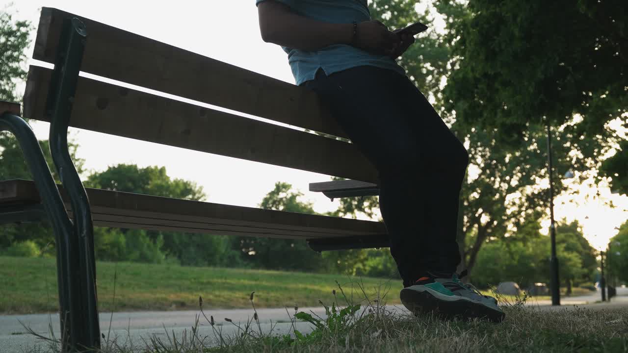 공원에서 휴대폰으로 소셜 미디어를 하는 아프리카 남자