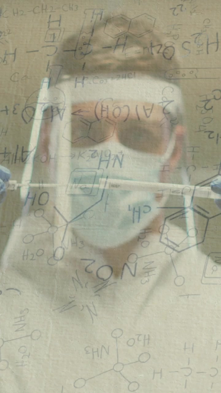 Animação de processamento de dados médicos sobre homem caucasiano com máscara facial e traje de EPI segurando zaragatoas.