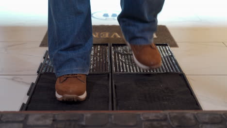 alfombra higienizante bienvenido cliente español usando en restaurante a través de las lentillas