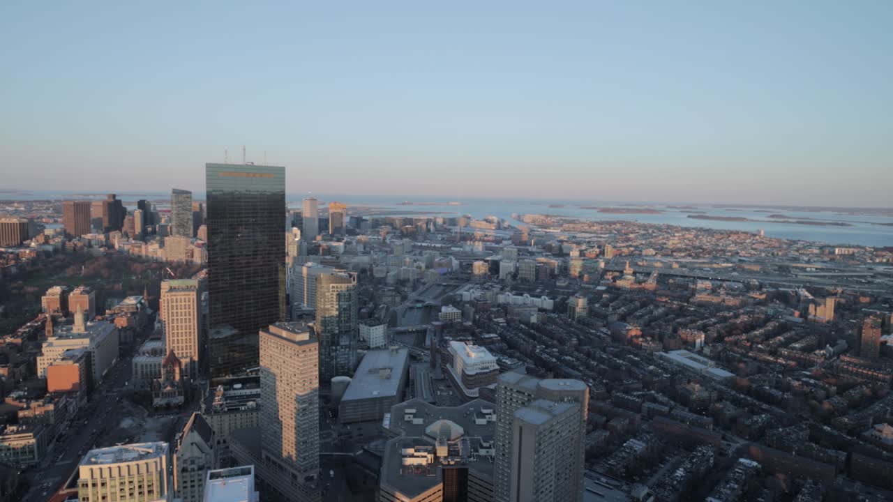 el horizonte de boston durante la hora de oro desde la parte superior de un rascacielos en 4k