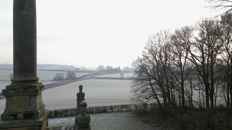campos congelados y el campo pasando el monumento en caste howard en un día helado de invierno