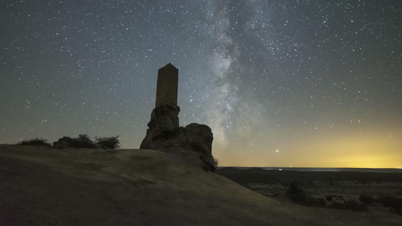 castillo en el acantilado por la noche
