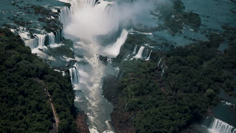 vista aérea del río iguazu con majestuosas cascadas en la frontera entre argentina y brasil, américa del sur