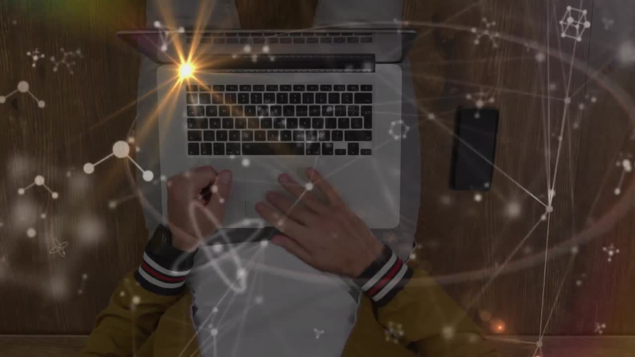 노트북을 사용하여 사람 위의 빛과 함께 글로벌 연결의 애니메이션