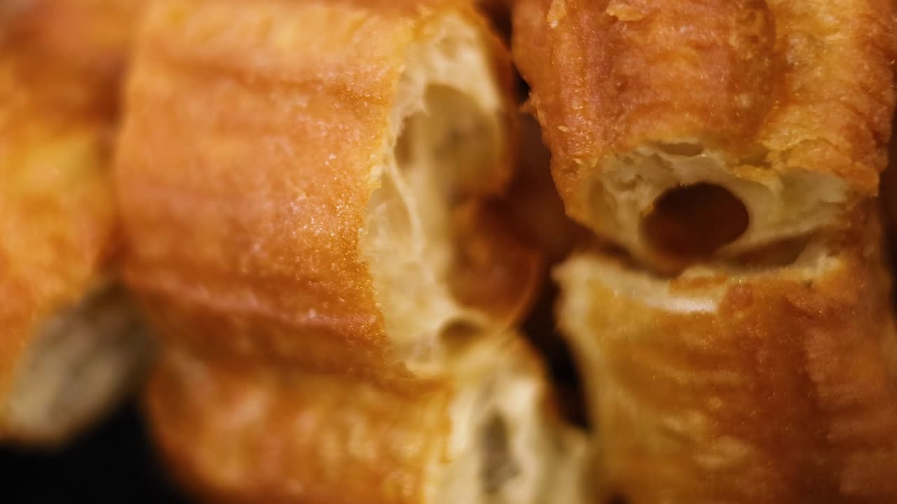 크림 소프 와 함께 제공 되는 걱거리는 반죽 막대기