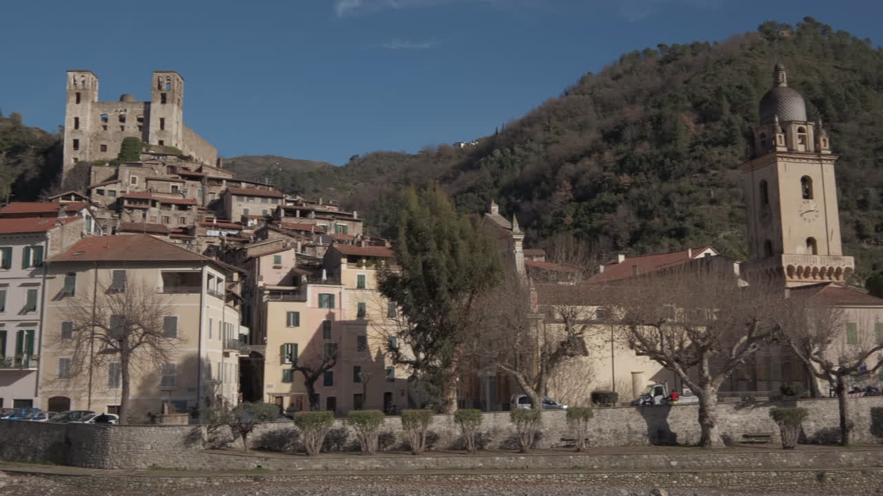 ciudad histórica de dolceacqua en liguria, italia