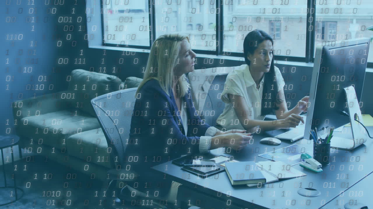 다양한 사업가 여성들이 컴퓨터를 사용하고 사무실의 책상에서 토론하고 있습니다.