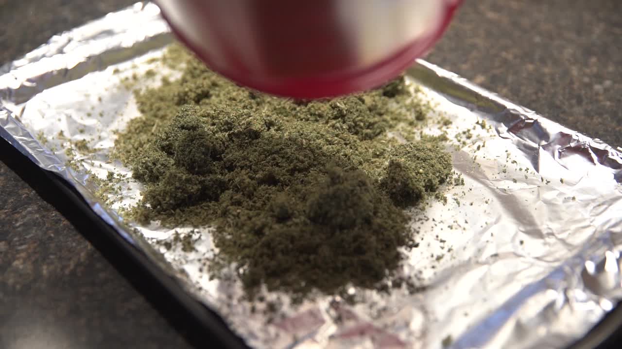 잘게 썬 대마초 봉오리를 호일 베이킹 트레이에 비우기