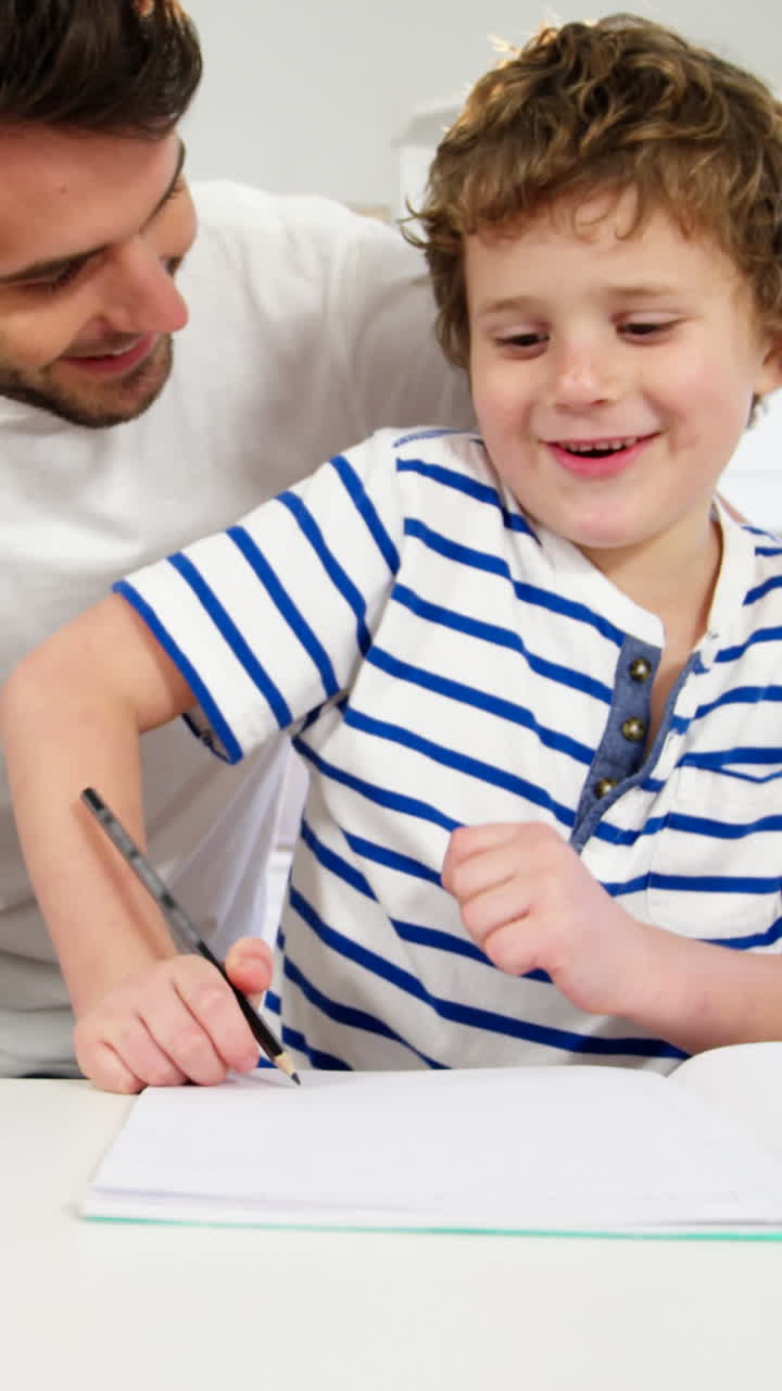 padre ayudando a su hijo con la tarea