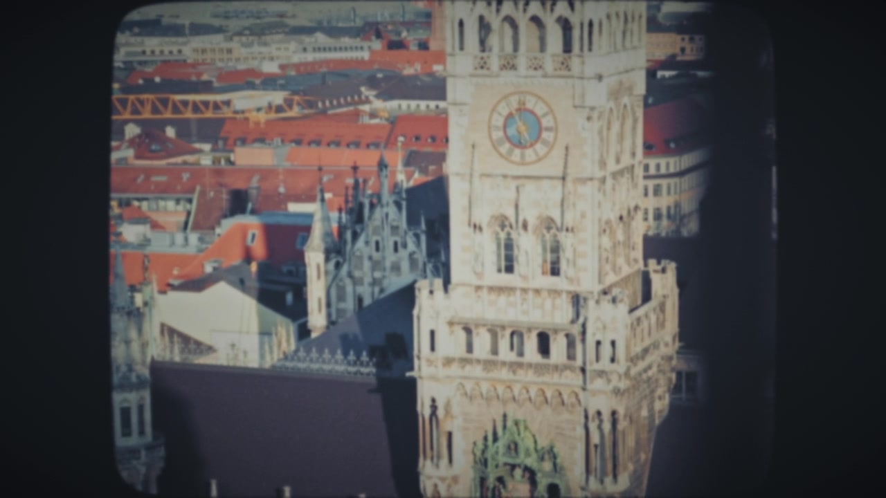 Facciata di una storica torre dell'orologio a Monaco.