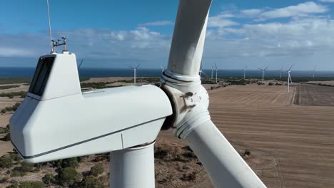 Sehr-Nahaufnahme-Von-Sich-Drehenden-Windkraftanlagen