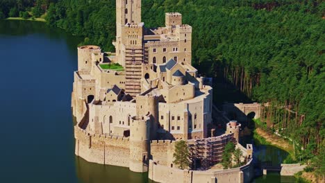 Castillo-Stobnica-Polonia-Wielkopolska,-Naturaleza