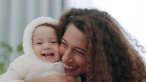 glückliche familie und eine mutter küsst ihr baby