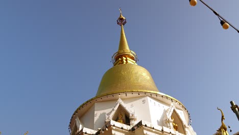 Hermoso-Templo-Con-Techo-Dorado-En-Tailandia-Contra-El-Cielo-Azul