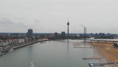 Río-Rin-Y-Paisaje-Urbano,-Dusseldorf,-Alemania