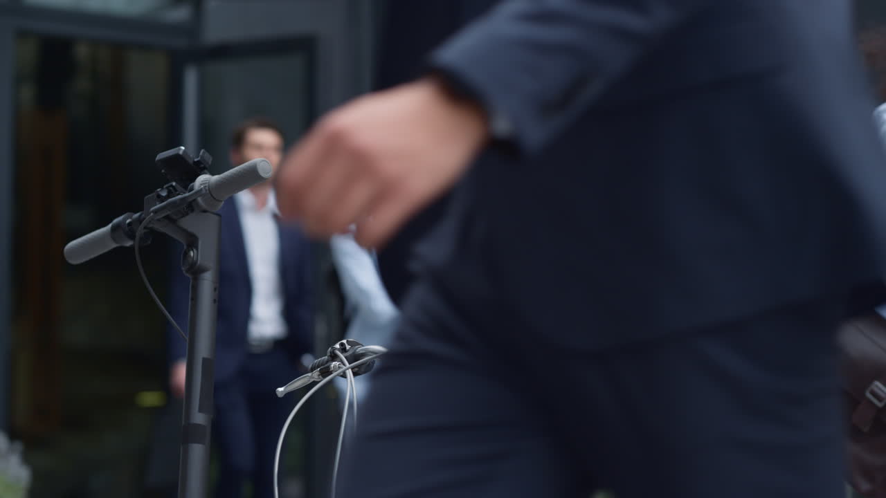 진지한 매니저는 임대 자전거를 타고 사무실을 나갑니다. 기업인들의 라이프 스타일입니다.