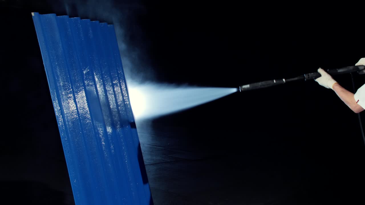 lavado a presión de una hoja de metal azul