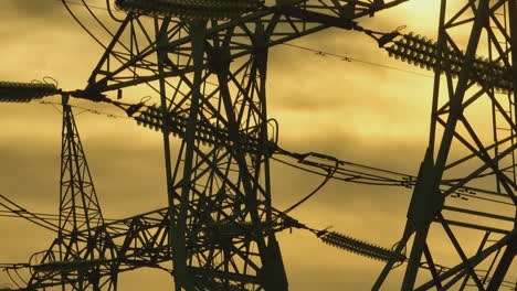 líneas eléctricas al atardecer
