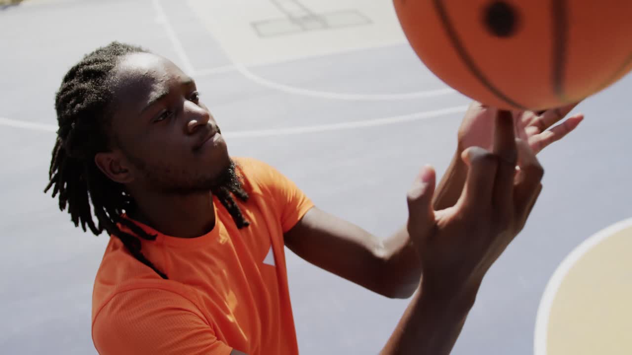 jugador de baloncesto jugando con baloncesto 4k