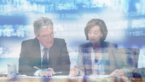animación de presentadores de televisión haciendo un espectáculo sobre la grabación de datos