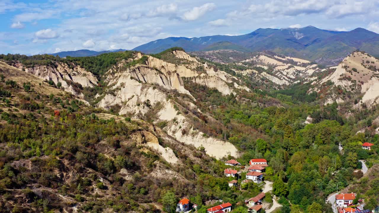 drone sobre la ciudad de melnik formaciones rocosas piramidales en los bosques del valle de la montaña de pirín