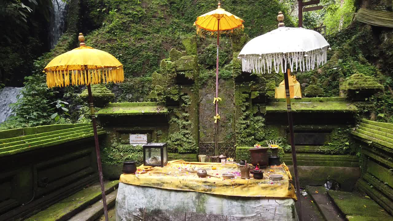 인도네시아 발리 의 물 정화 사원 에 있는 힌두 의 우산 과 기도 장소,  ⁇ 파크시링, 푸라 멘징,  ⁇ 배 제단