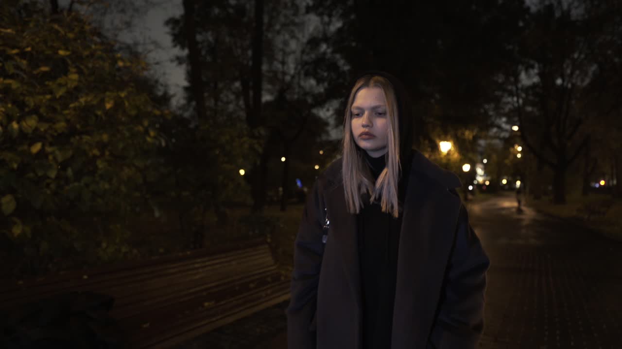 mujer caminando en un parque nocturno