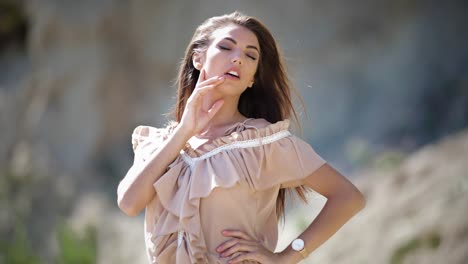 Hermosa-Sonrisa-En-Una-Atractiva-Joven-Posando-Durante-Una-Sesión-De-Fotos