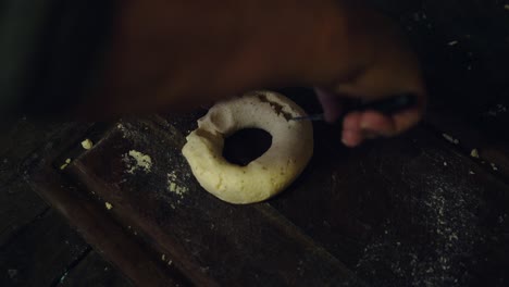 mujer preparando chipa, una comida tradicional paraguaya, para más tarde llevarla al tatakua, un horno de arcilla tradicional paraguayo, típicamente hecho durante la semana santa