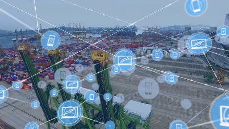 red de iconos digitales frente a la vista aérea del puerto
