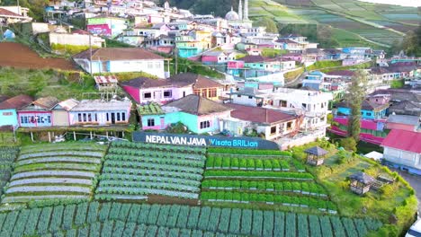 Toma-De-Drones-De-La-Palabra-&quot;nepal-Van-Java&quot;-En-El-Hermoso-Pueblo