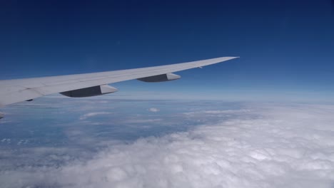 slick boeing b787 airplane wing in high altitude cruise flight