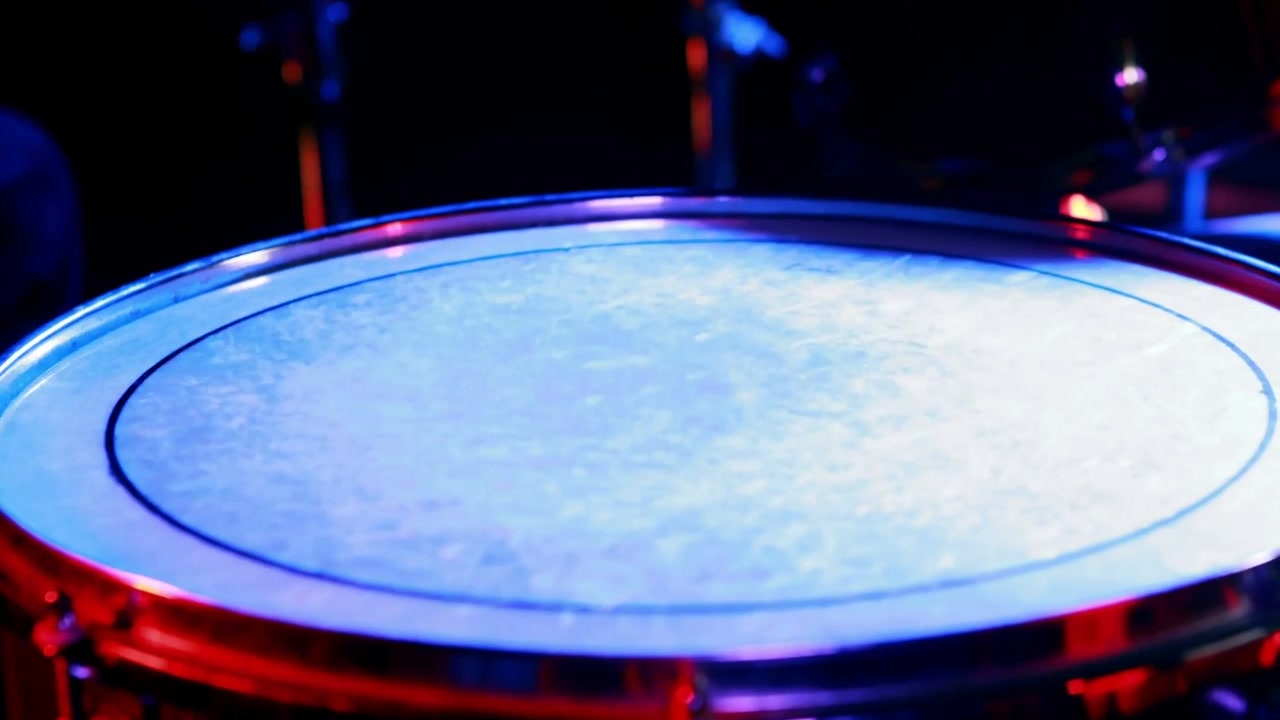 Playback showing snare staying centered while badges sliding in front, clustering to tag music