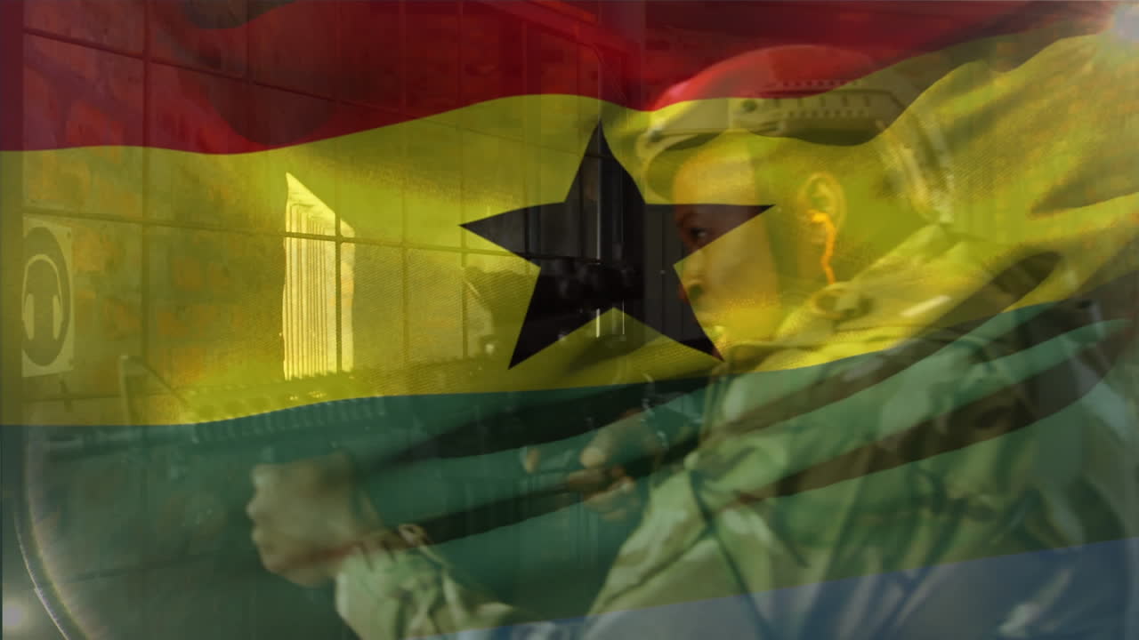 animación de la bandera de ghana sobre diversos hombres contra terroristas con armas y terroristas.