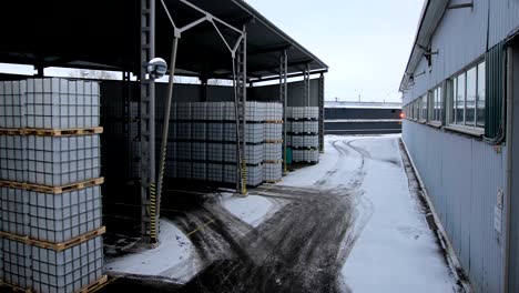 people carry out loading operation on storage area