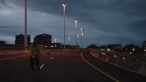 Mujer-Bailando-Joven-Bailarina-Callejera-Realizando-Movimientos-Modernos-De-Baile-Hip-Hop-Practicando-Coreografía-Urbana-De-Estilo-Libre-En-La-Ciudad-Por-La-Noche