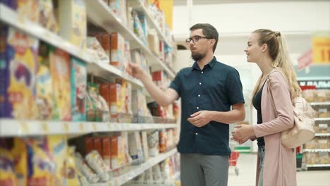 pareja comprando cereales en una tienda de comestibles